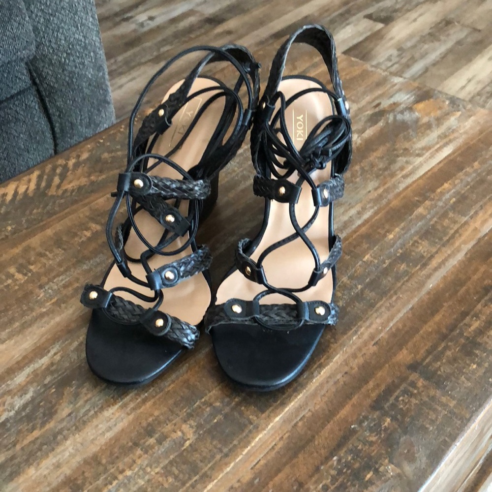 Black wedges